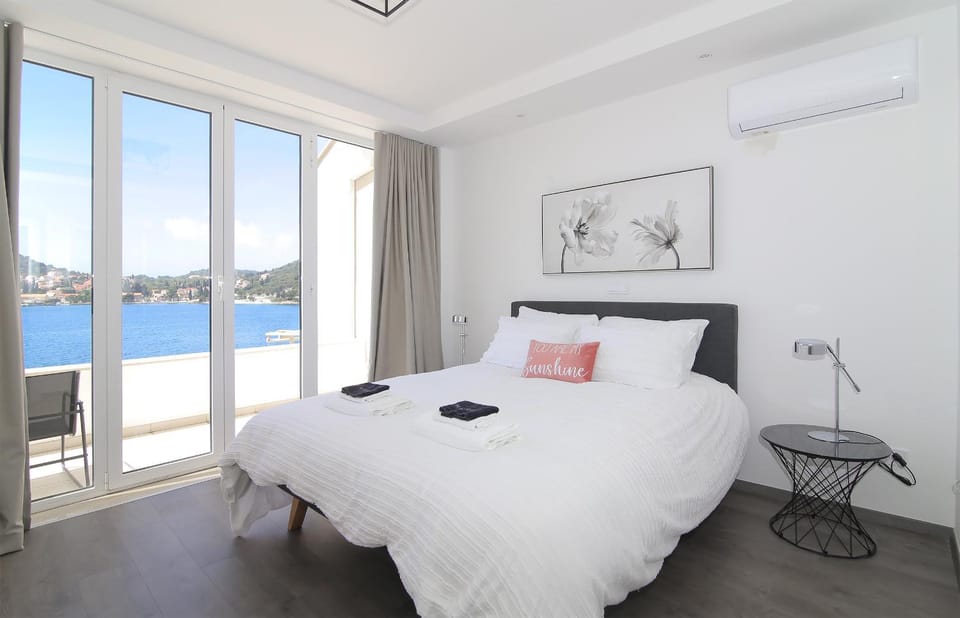 Photo of the whole room, Sea view