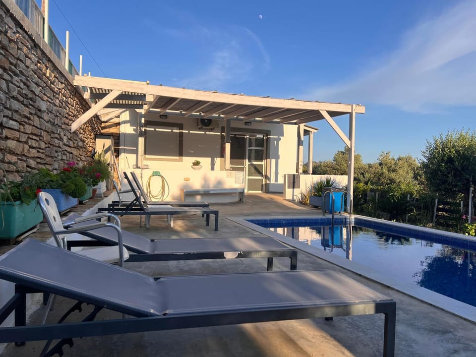 Patio, Swimming pool, sunbed