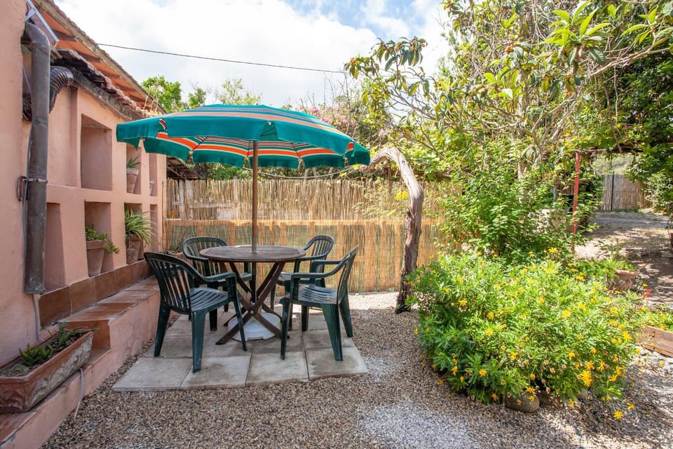 Property building, Day, Garden, Dining area, Garden view