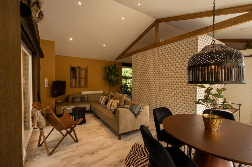 TV and multimedia, Seating area, Dining area
