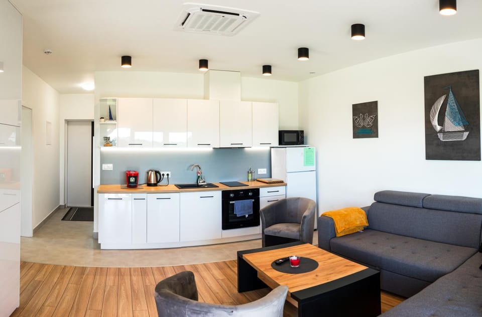 Kitchen or kitchenette, Living room