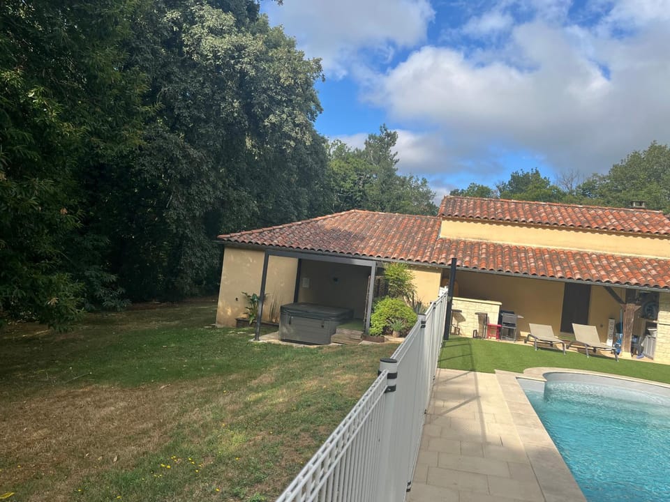 Gîte des Combes Blanches avec piscine et jacuzzi House in Occitanie