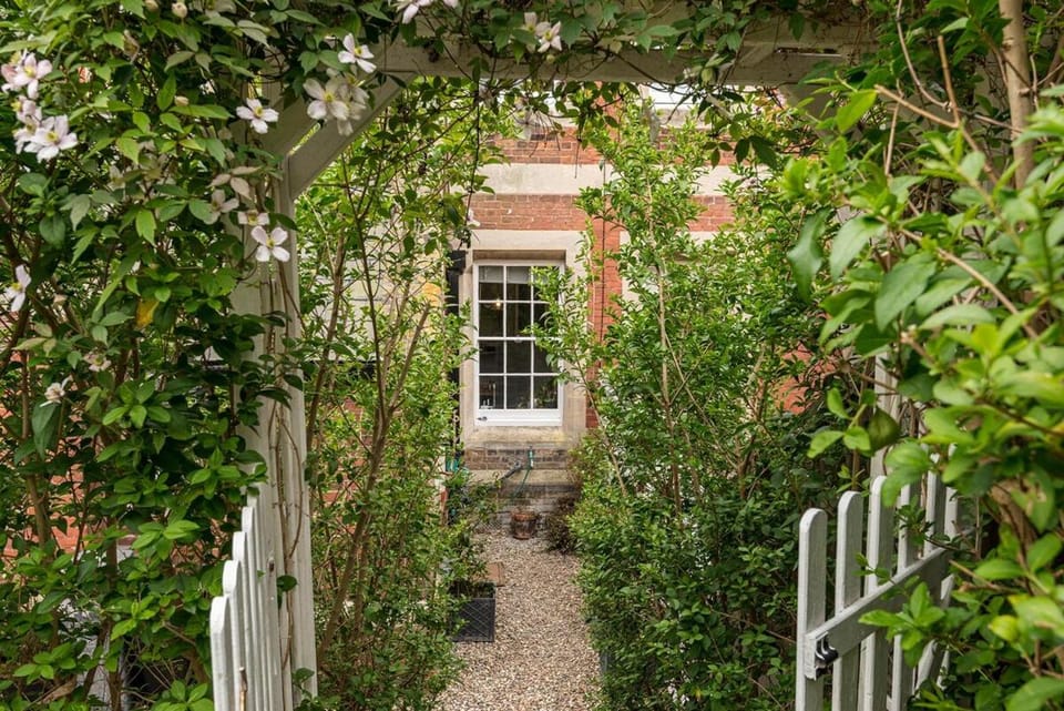 Coastal Cottage: Charming three bedroom cottage with private garden House in Ramsgate