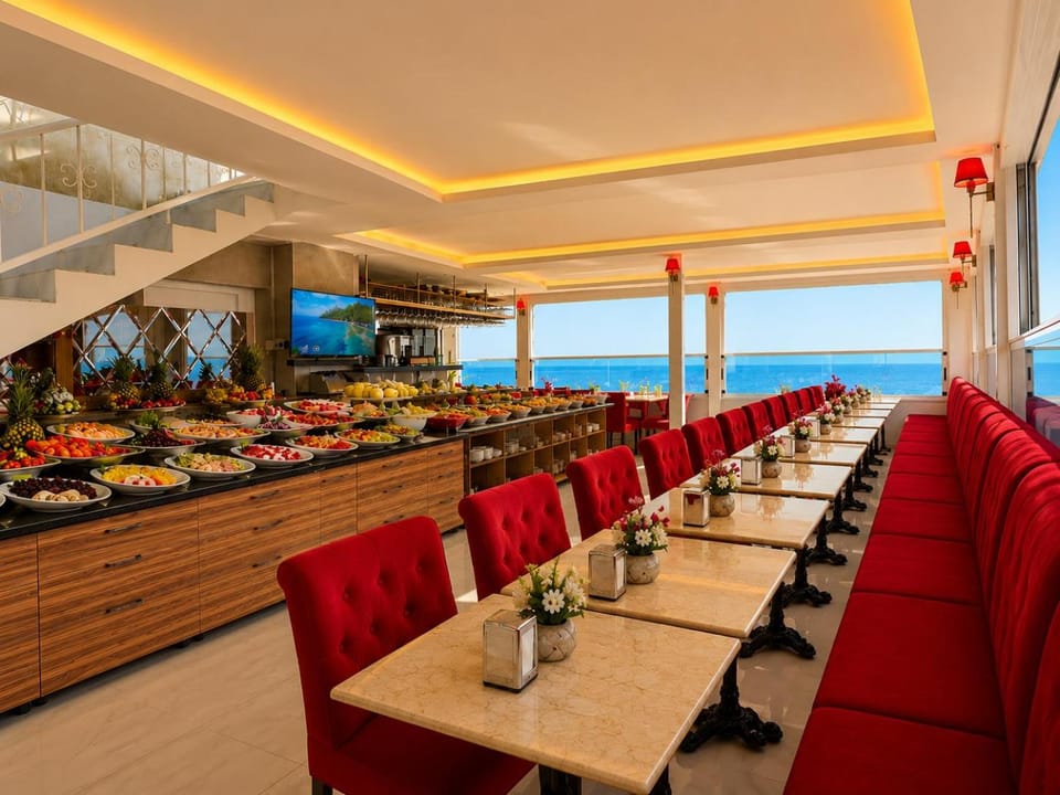 Patio, Balcony/Terrace, Food and drinks, Seating area, Food, Sea view, Breakfast