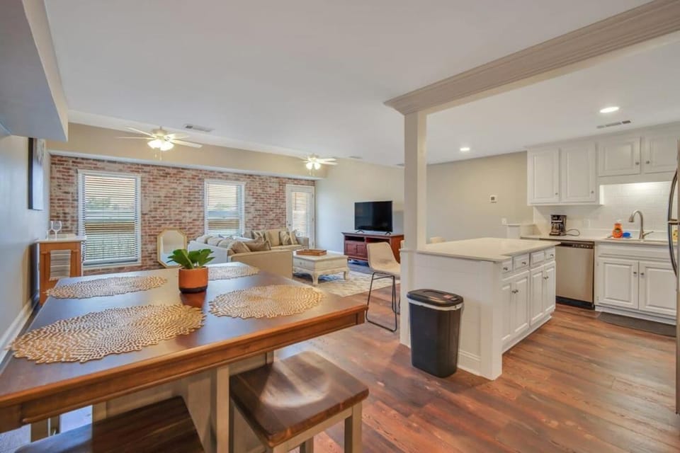 Downtown Loft - Above Bull & Barrel & Close to Georgia Southern Apartment in Statesboro