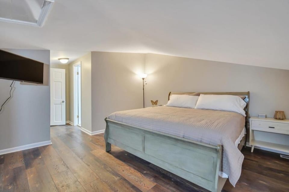 Downtown Loft - Above Bull & Barrel & Close to Georgia Southern Apartment in Statesboro