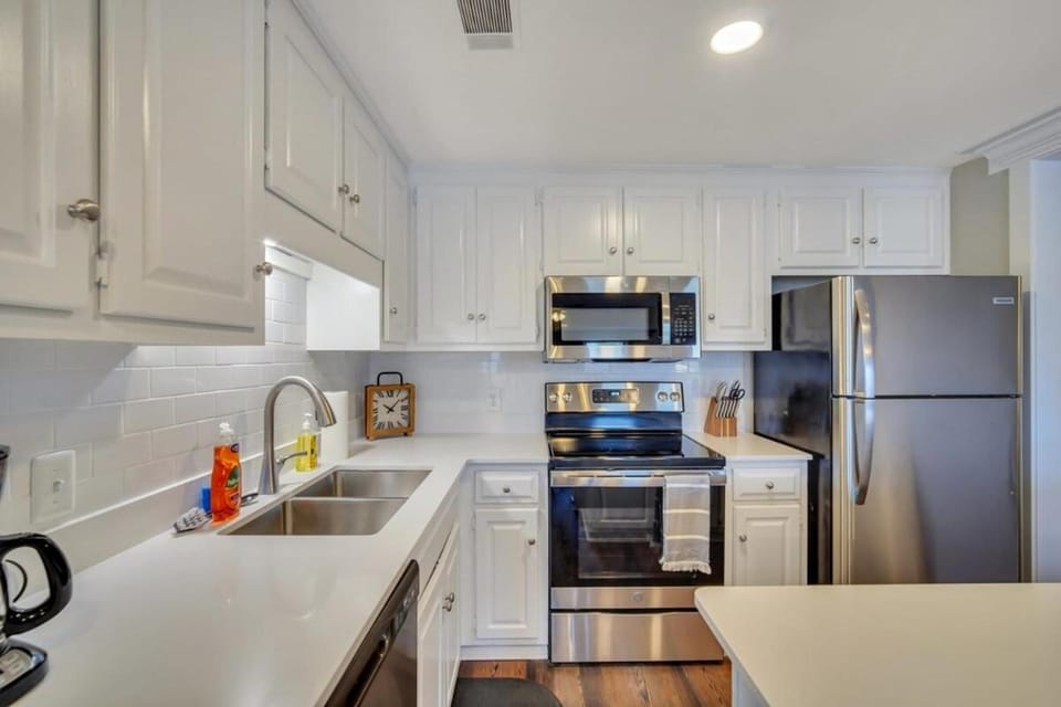 Downtown Loft - Above Bull & Barrel & Close to Georgia Southern Apartment in Statesboro