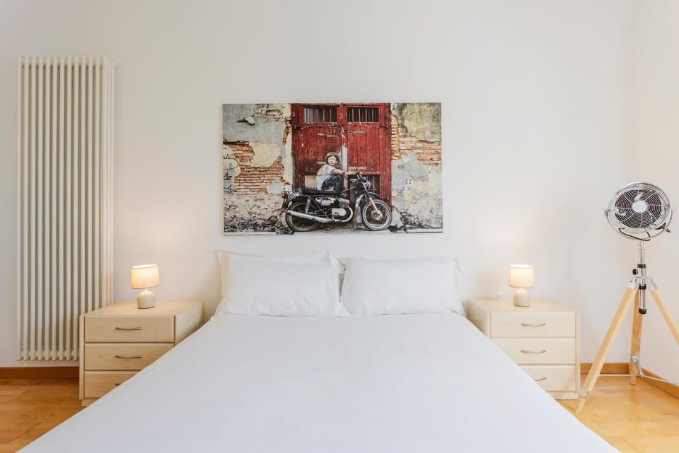 Bed, Photo of the whole room, Decorative detail, Bedroom, fireplace