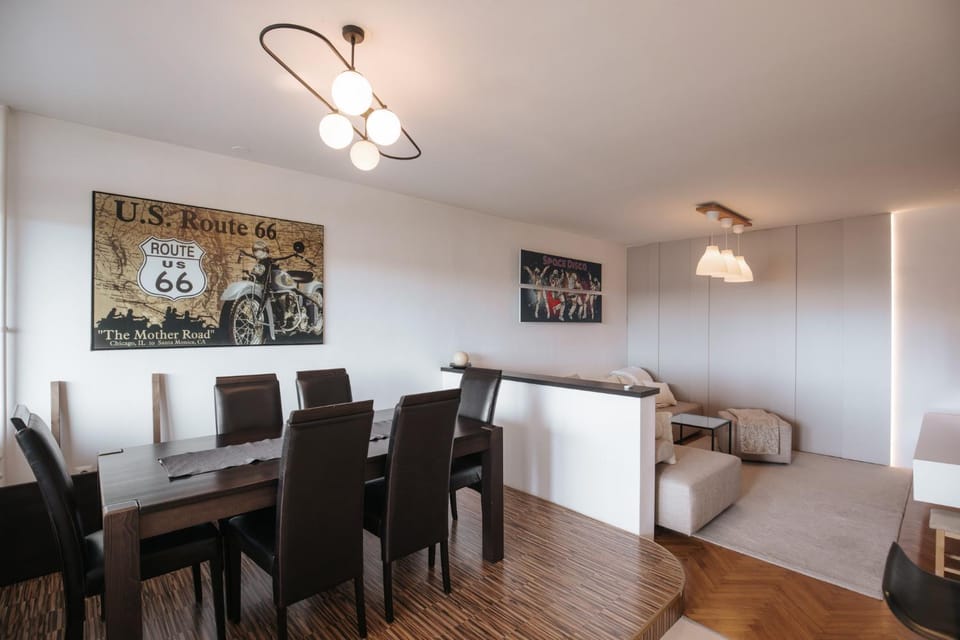 TV and multimedia, Living room, Seating area, Dining area