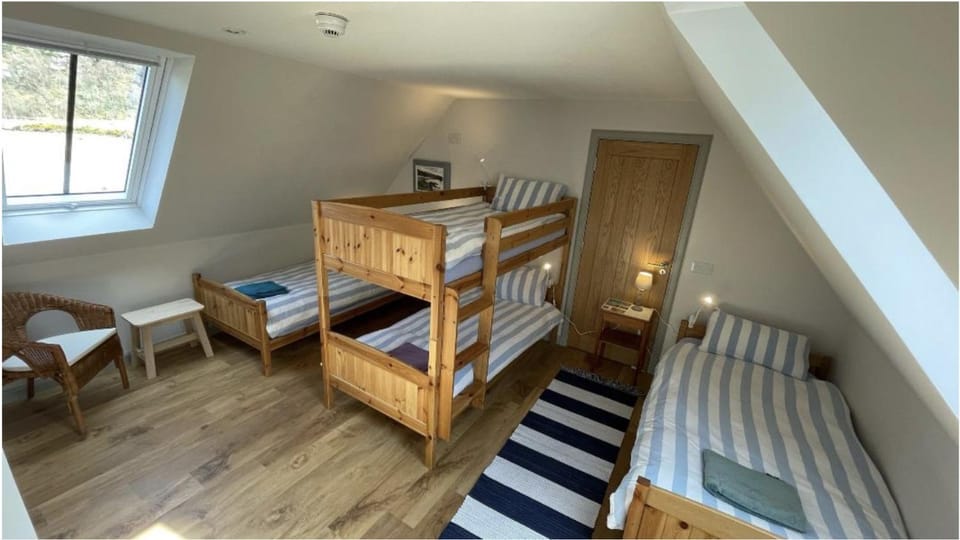 Bed, Photo of the whole room, Bedroom, bunk bed, towels