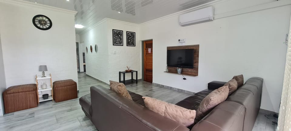 Communal lounge/ TV room, TV and multimedia, Living room, Seating area