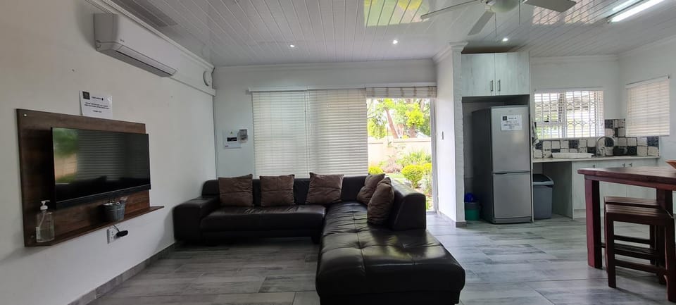 TV and multimedia, Kitchen or kitchenette, Living room, Seating area