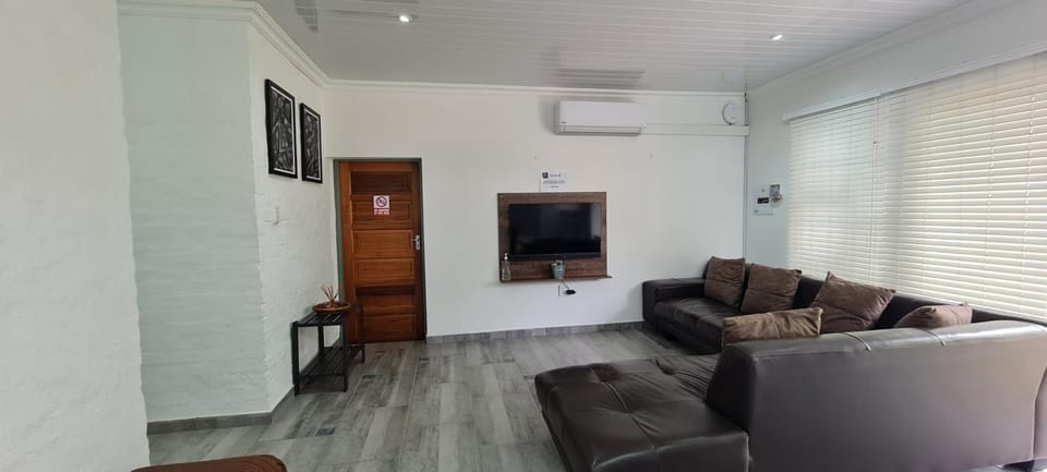 TV and multimedia, Living room, Seating area, air conditioner