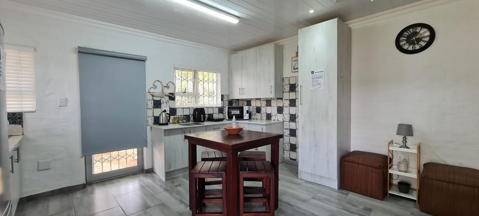 Kitchen or kitchenette, Dining area, stove