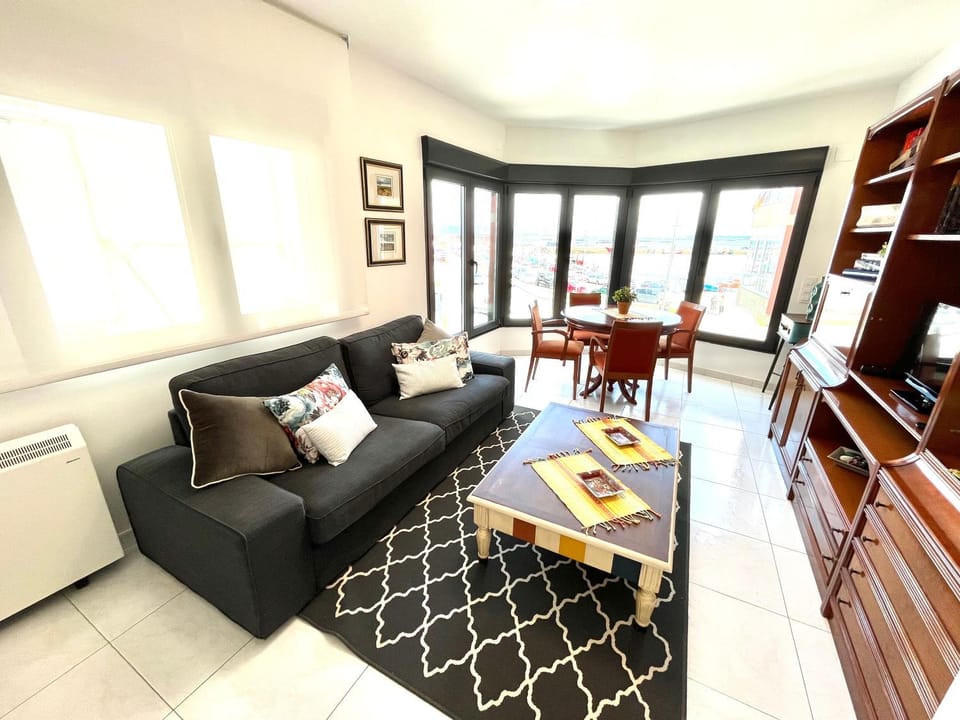 Nearby landmark, Communal lounge/ TV room, Spring, Natural landscape, Summer, TV and multimedia, Living room, Decorative detail, Seating area, Dining area, Landmark view, Sea view, Family, heating, internet