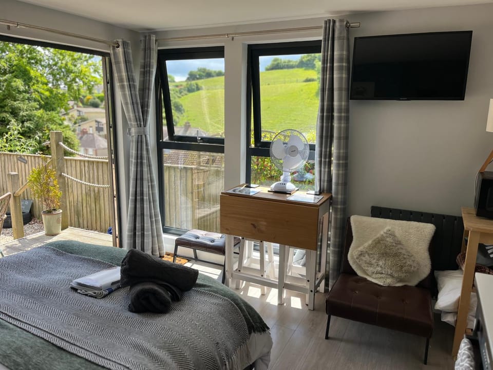 Escape Pod in Devon, 5 mins from beach + parking Chalet in East Devon District
