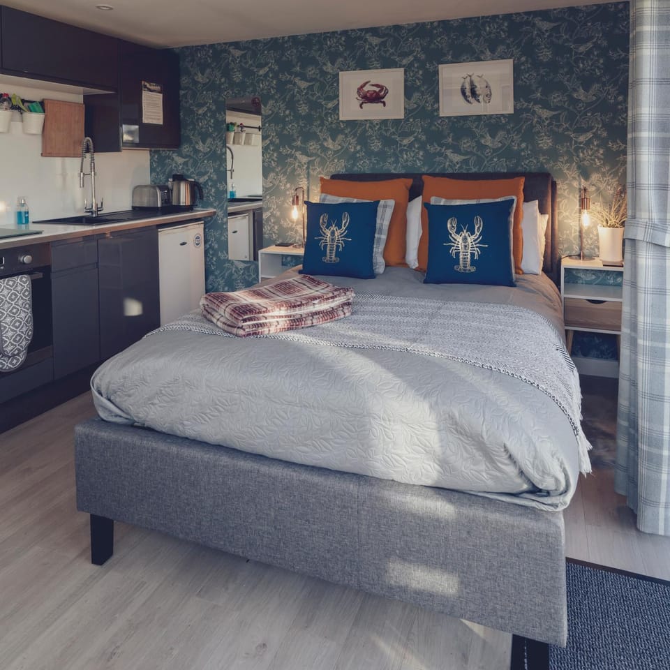 Photo of the whole room, Bedroom