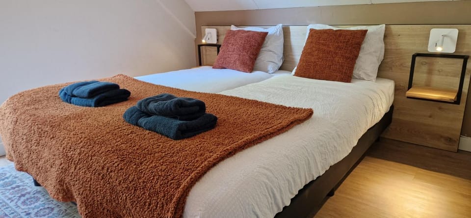Bed, Photo of the whole room, Bedroom, towels