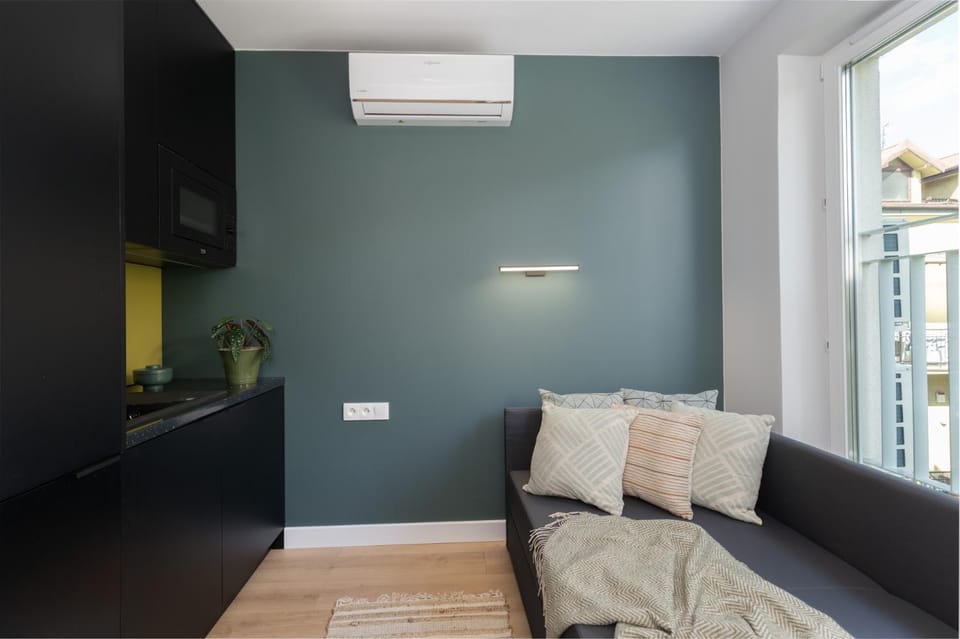 Coffee/tea facilities, Kitchen or kitchenette, Living room, Seating area, minibar, stove, air conditioner