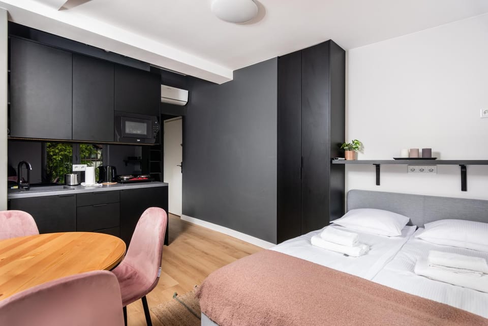 Coffee/tea facilities, Kitchen or kitchenette, Photo of the whole room, Seating area, Bedroom, hair dresser, minibar, towels, wardrobe, air conditioner