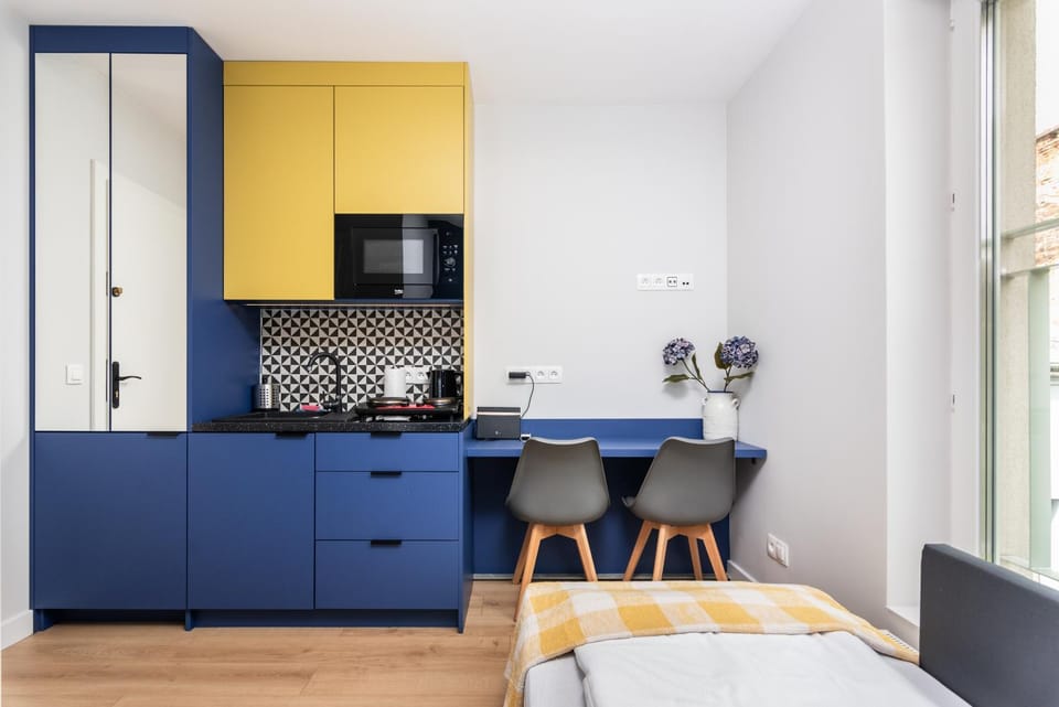 Coffee/tea facilities, Kitchen or kitchenette, Seating area, minibar, stove, wardrobe