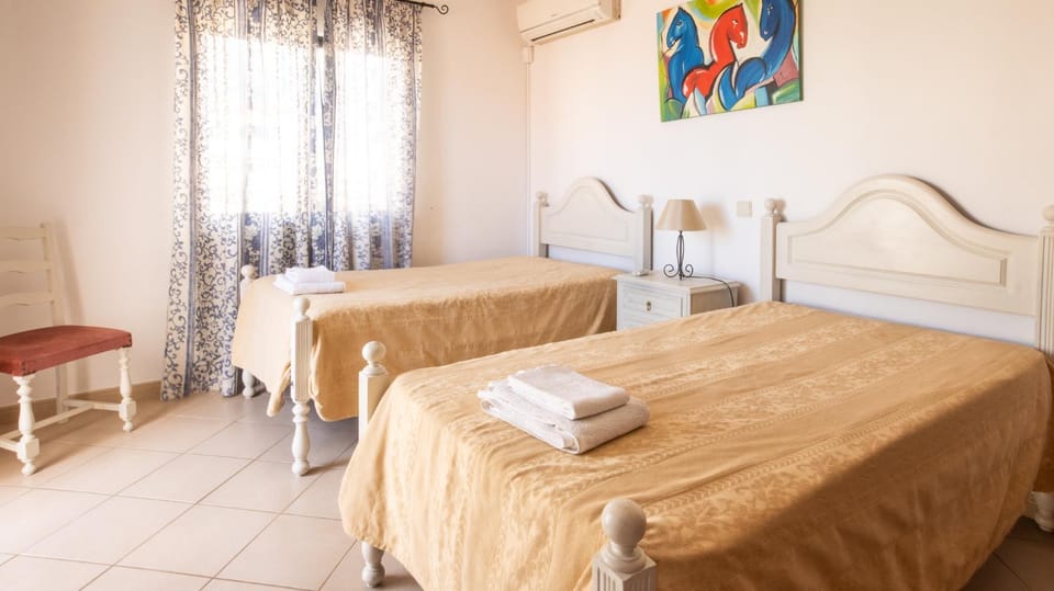 Bed, Photo of the whole room, Bedroom, air conditioner