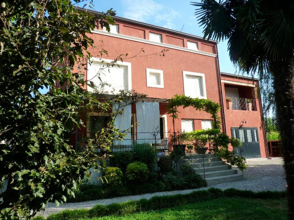 Facade/entrance