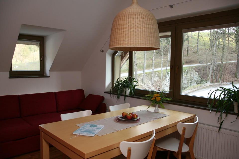 Day, Dining area