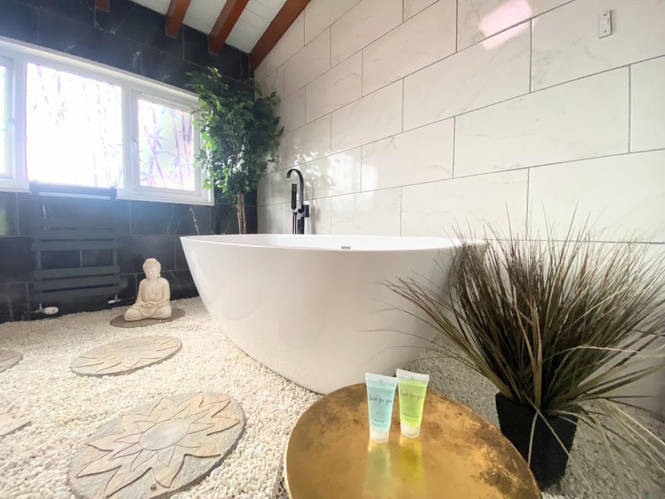 Kaoglen Zen-Feature Bath-Dunkeld-Route 500 Nature lodge in Scotland