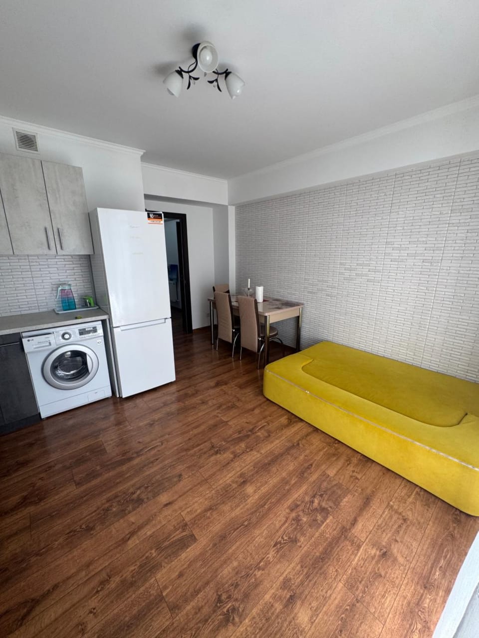 Kitchen or kitchenette, Seating area, washing machine