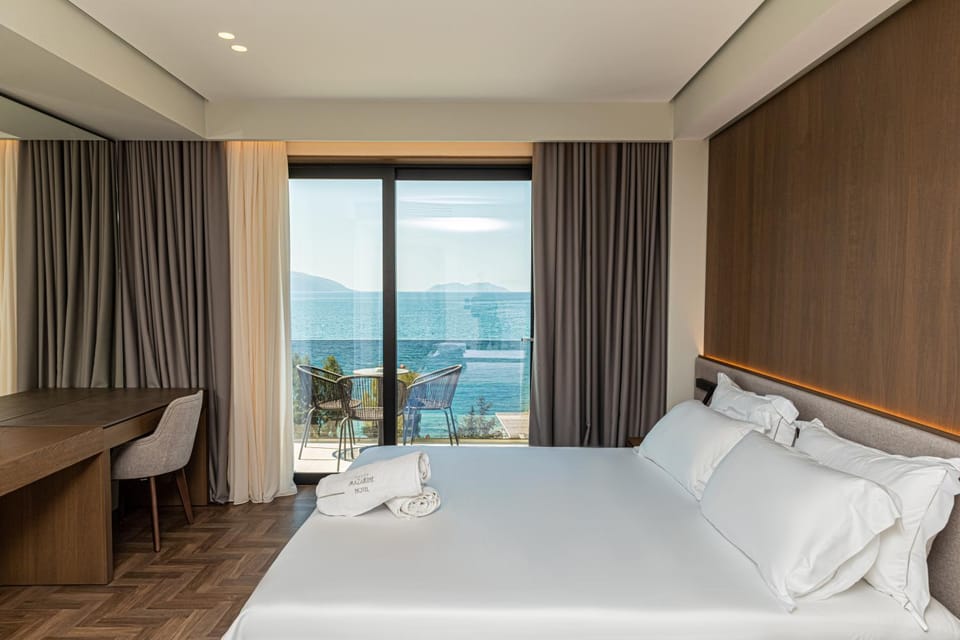 Photo of the whole room, Sea view