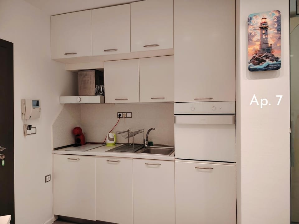Coffee/tea facilities, Kitchen or kitchenette, oven, pet friendly, stove