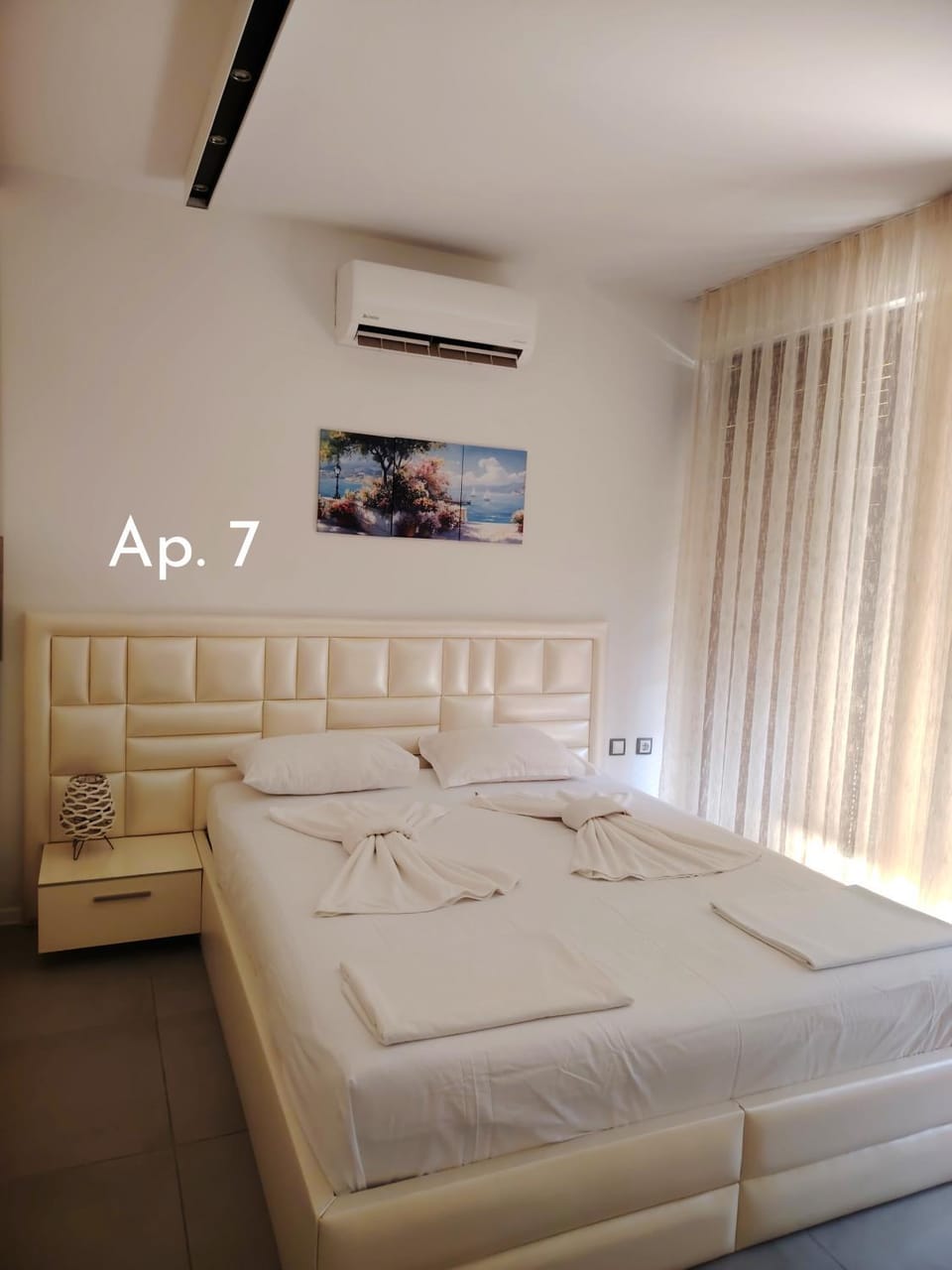 Seating area, Bedroom, air conditioner