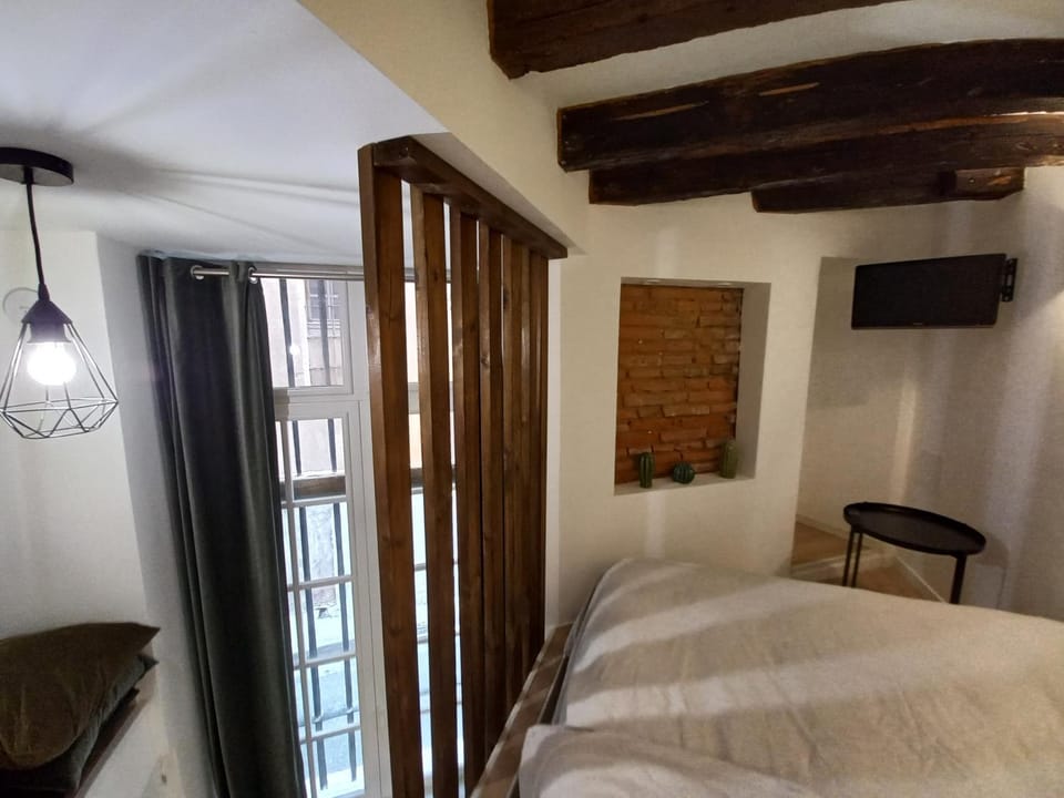 Photo of the whole room, Bedroom