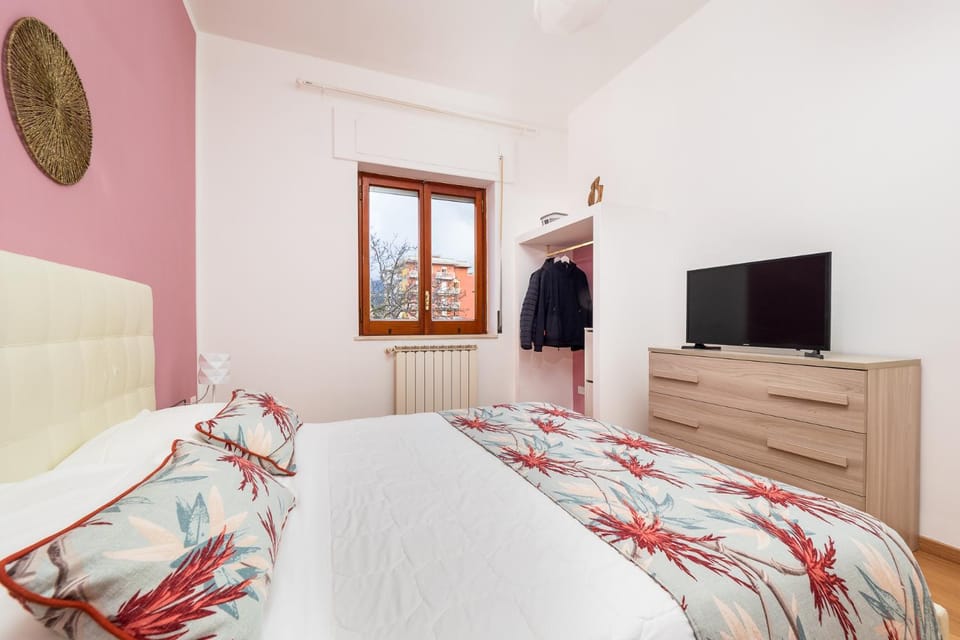 Bed, TV and multimedia, Photo of the whole room, Evening entertainment, Bedroom, City view, heating, wardrobe