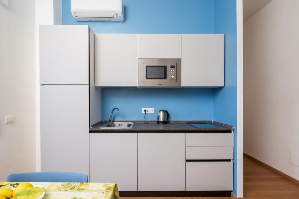 Coffee/tea facilities, Kitchen or kitchenette, microwave, stove, kitchen, air conditioner