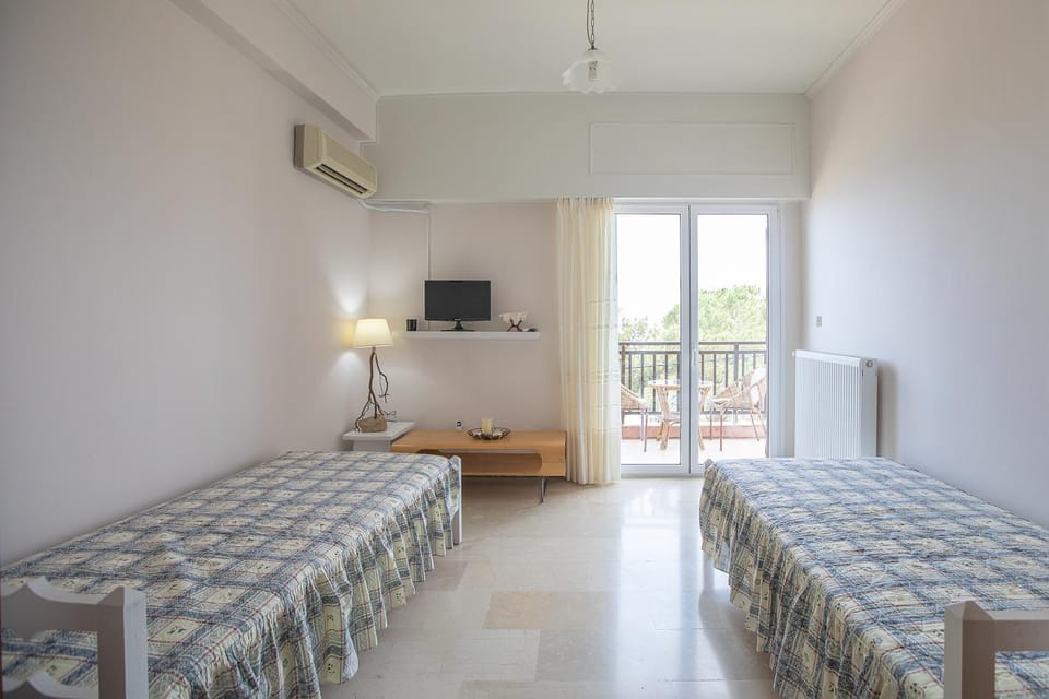 Bed, TV and multimedia, Photo of the whole room, Bedroom, hair dresser, air conditioner