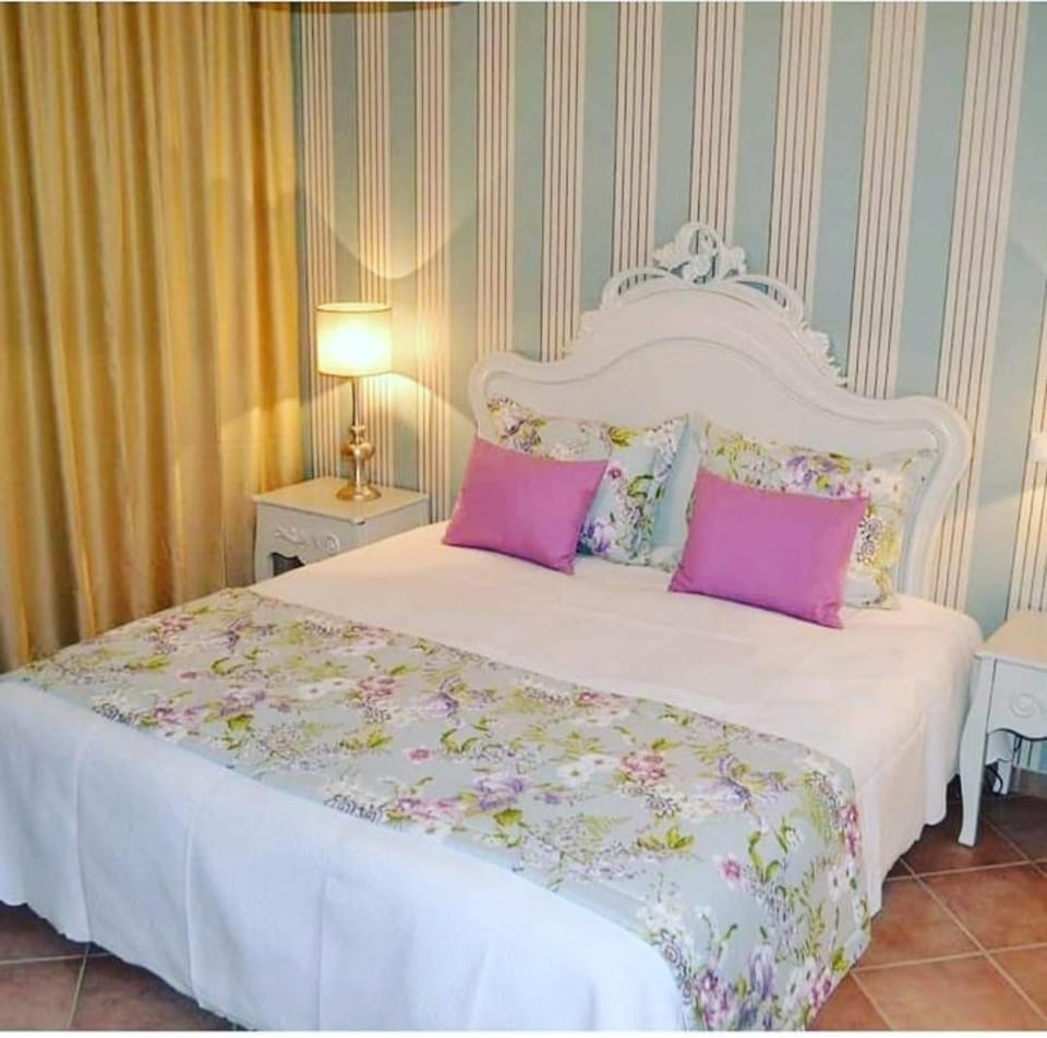 Bed, TV and multimedia, Bedroom, Dinner, internet, wardrobe, air conditioner
