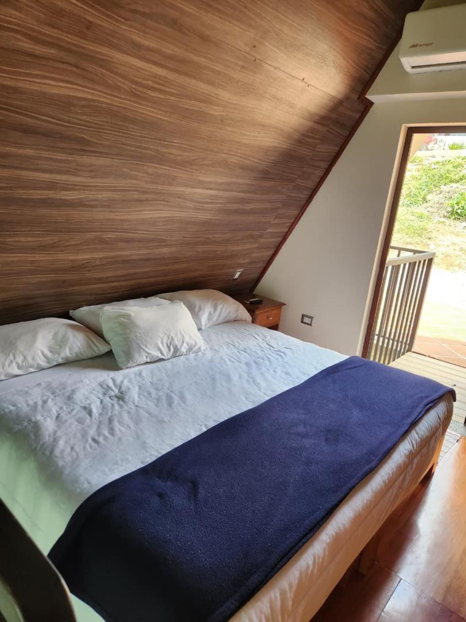 Bed, Photo of the whole room, air conditioner