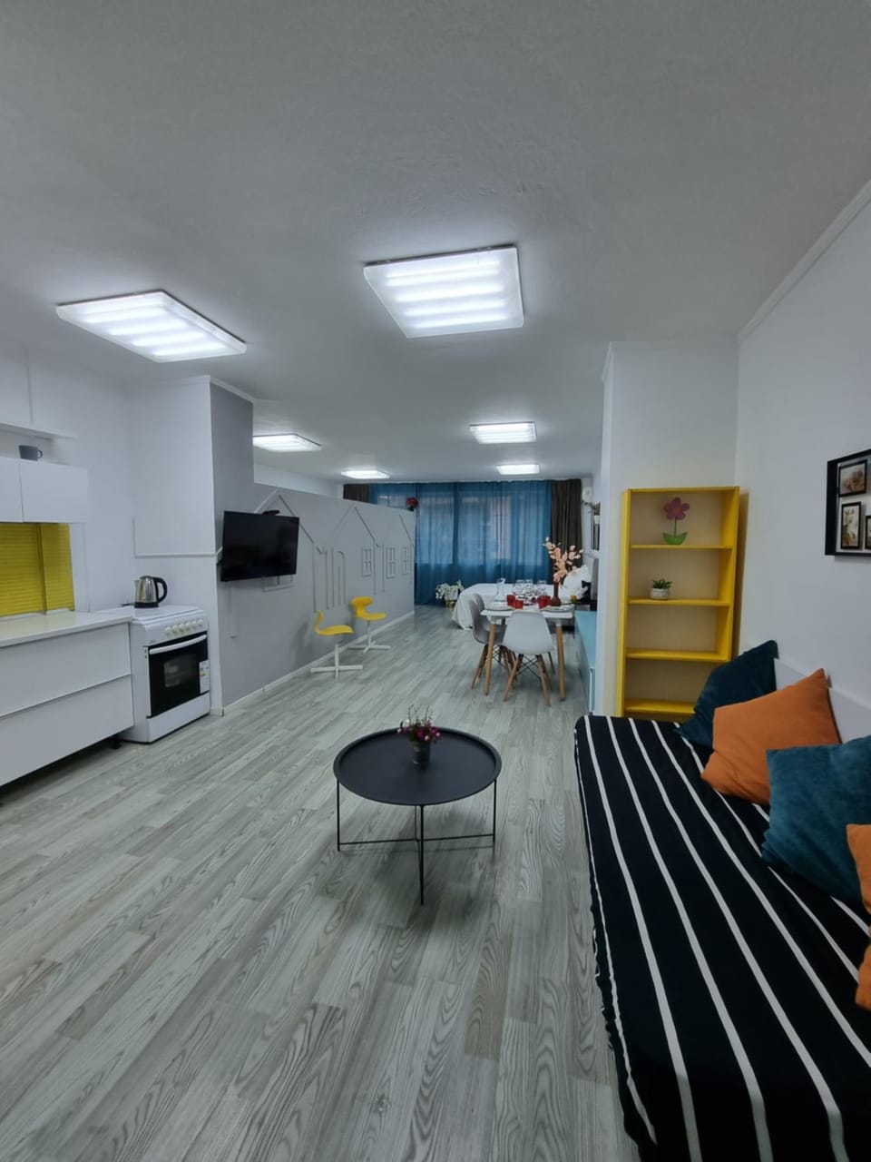 Kitchen or kitchenette, Living room, Seating area, Dining area