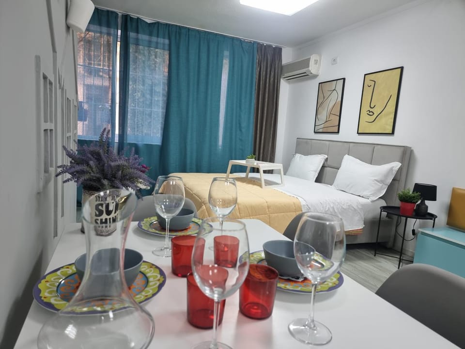 Bed, Food and drinks, Dining area, Bedroom, Drinks
