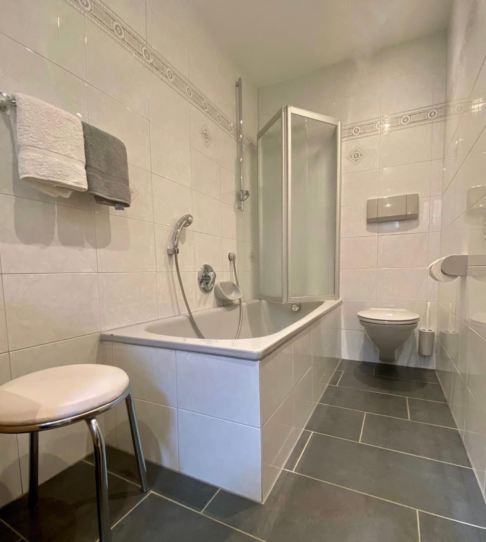 Shower, Toilet, Bathroom, Bath, towels