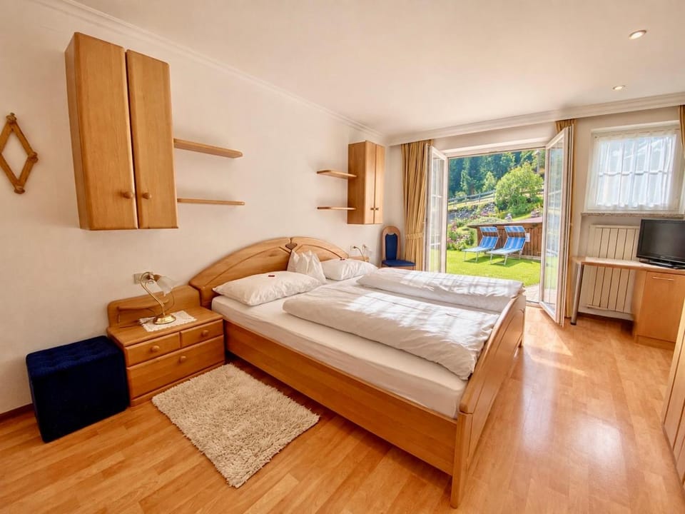 Bed, TV and multimedia, Photo of the whole room, Bedroom, Garden view, safe, wardrobe