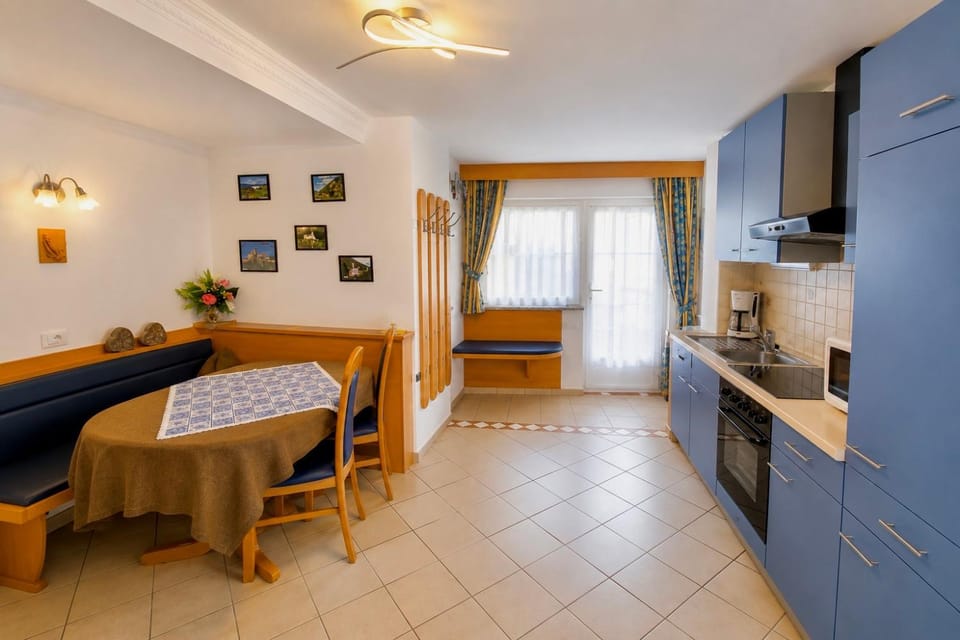Kitchen or kitchenette, Dining area, pet friendly, stove, toaster