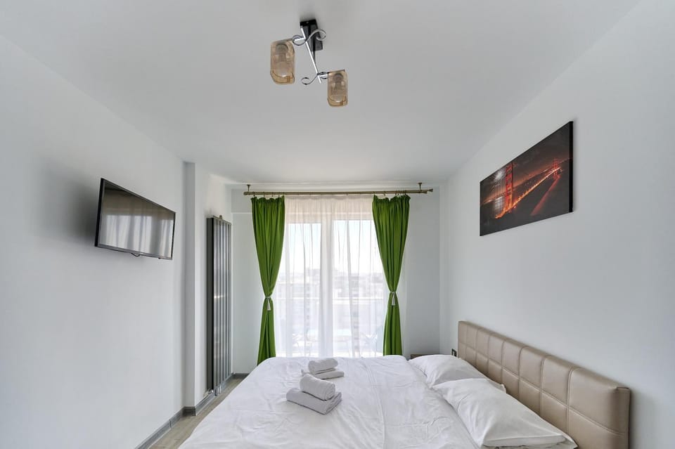 Bed, TV and multimedia, Bedroom