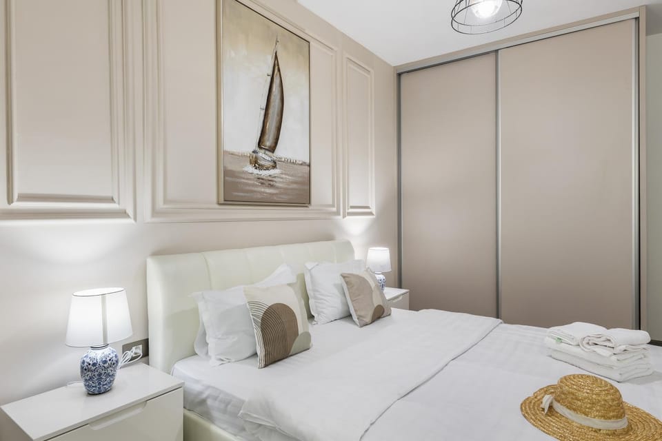 Bed, Bedroom, towels, wardrobe