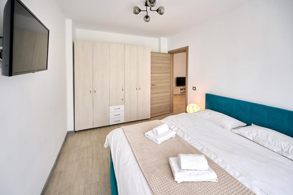 Bed, TV and multimedia, Bedroom, towels, wardrobe