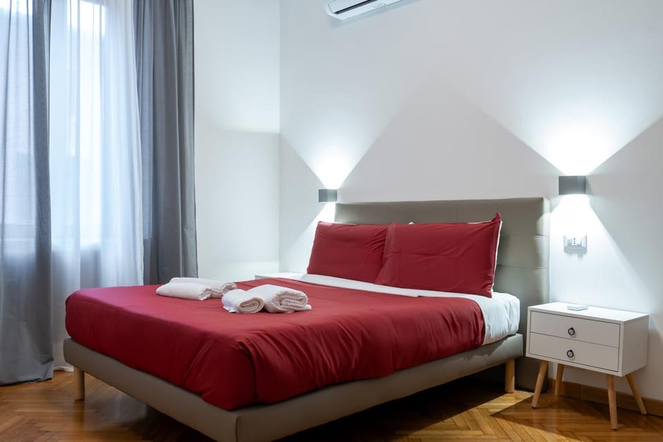 Photo of the whole room, Bedroom, towels