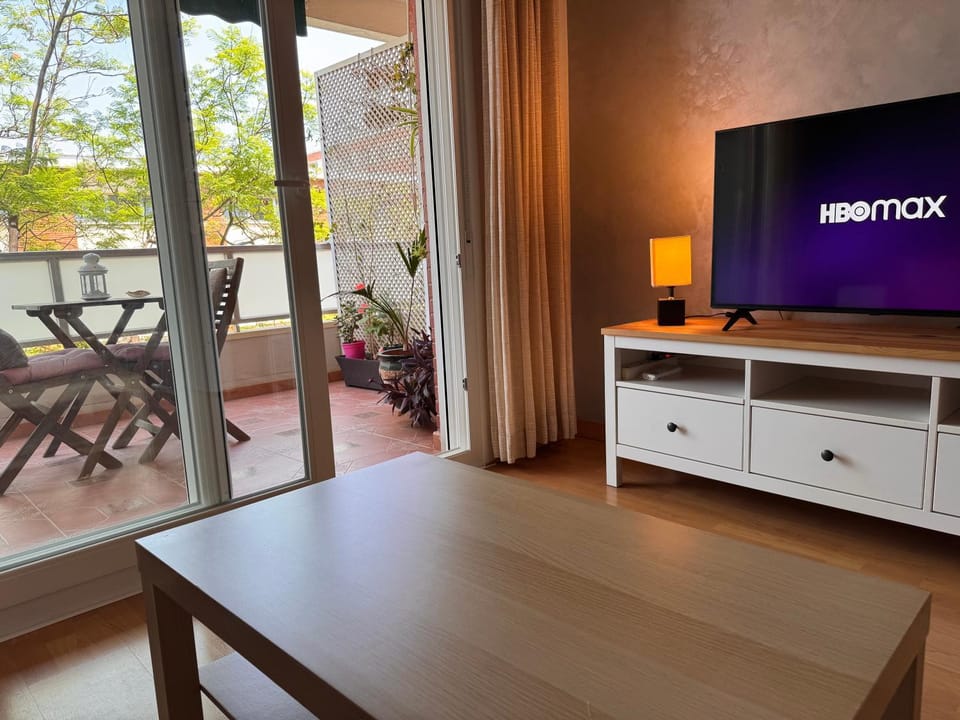 Communal lounge/ TV room, TV and multimedia, Balcony/Terrace, Dining area, Evening entertainment, Garden view