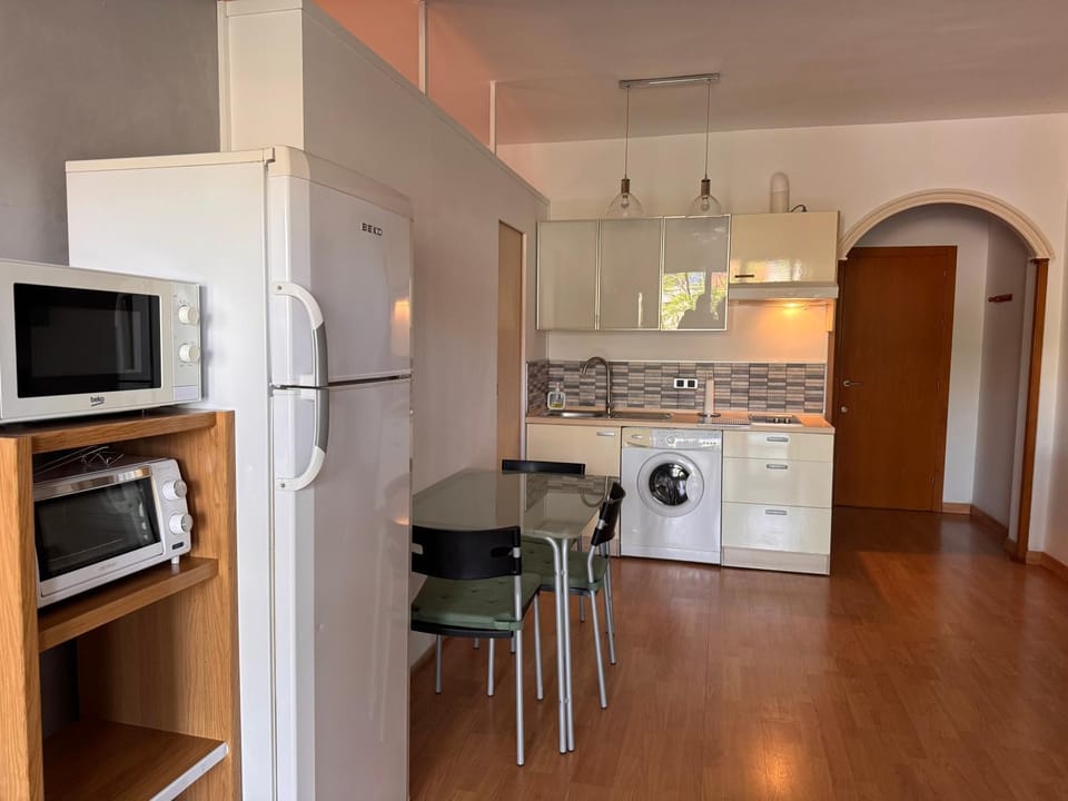 Kitchen or kitchenette, Dining area, oven, stove, toaster